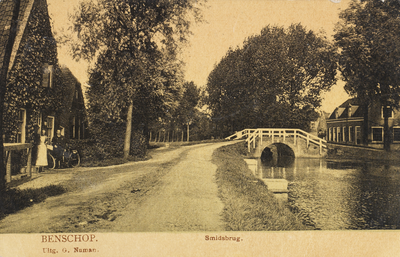 130049 Gezicht op het Benedeneind te Benschop, met rechts de Smidsbrug.